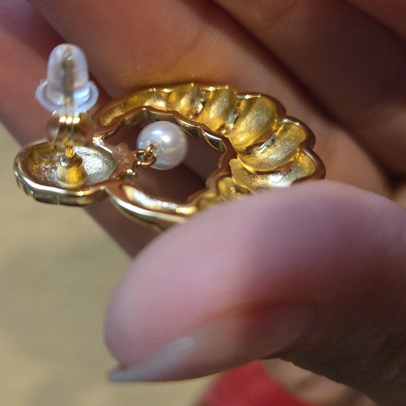 Nwt Non Tarnish Croissant Pearl Earrings - Picture 5 of 5